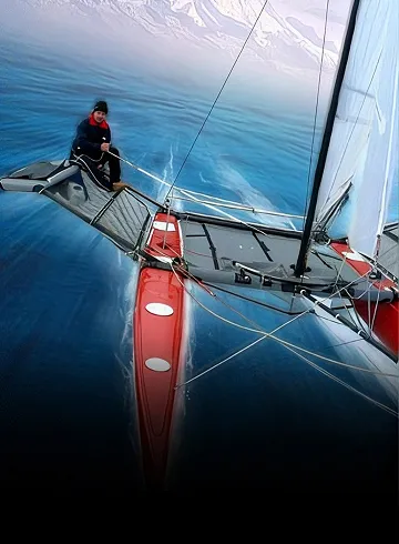 Catamarã velejando em alta velocidade, visto do alto do mastro