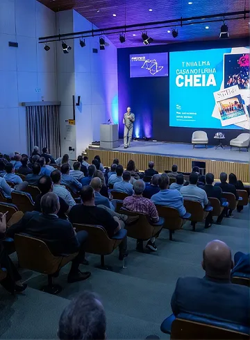 Auditório lotado assistindo a Beto Pandiani no palco