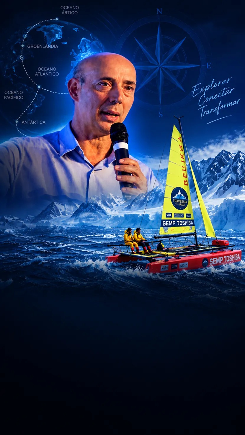 Beto Pandiani palestrando ao microfone, com o catamarã da Travessia do Drake navegando entre geleiras